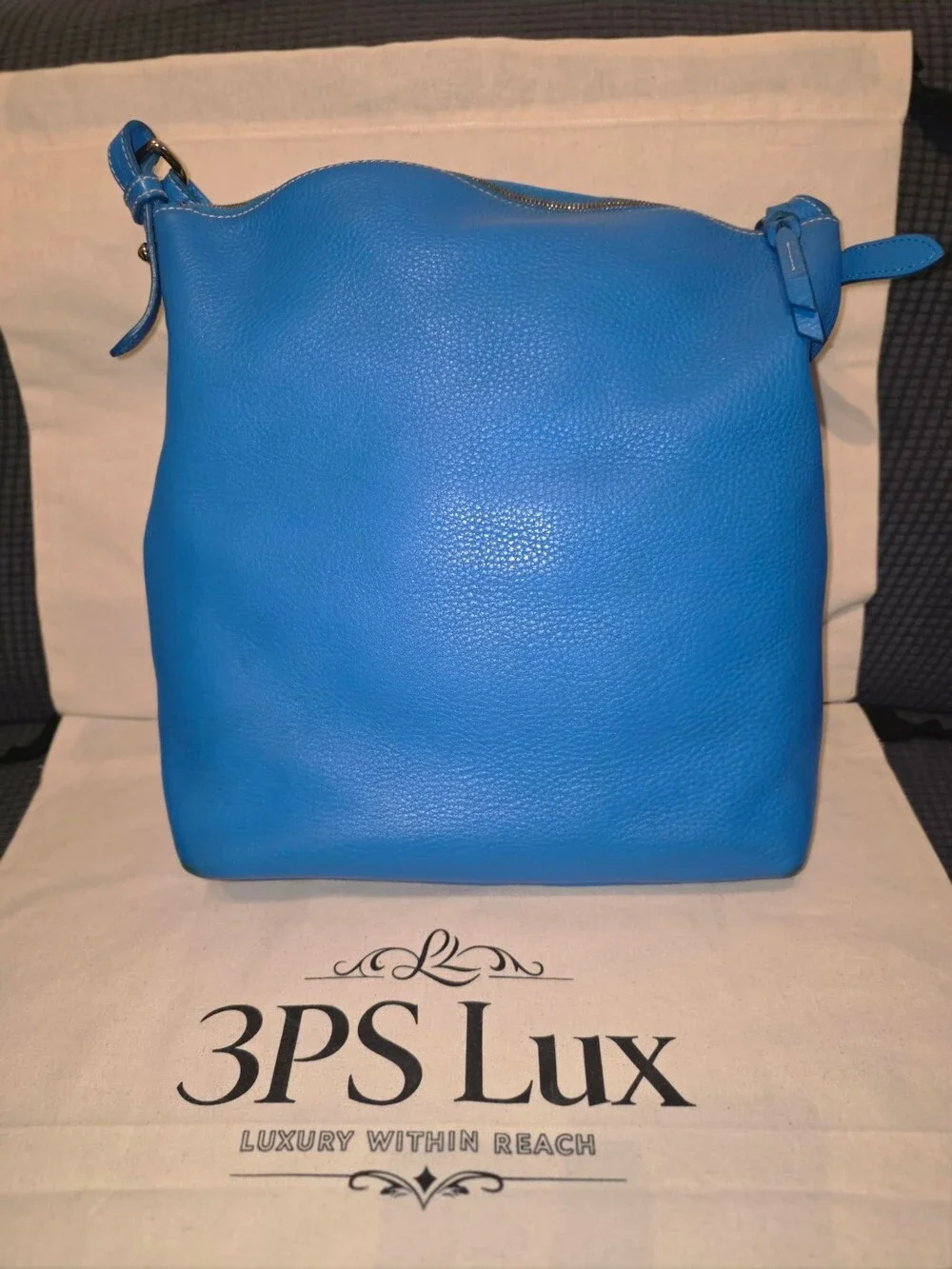 Dooney & Bourke Dillen II Medium Zipper Pocket Sac/Hobo (photo-attributed)